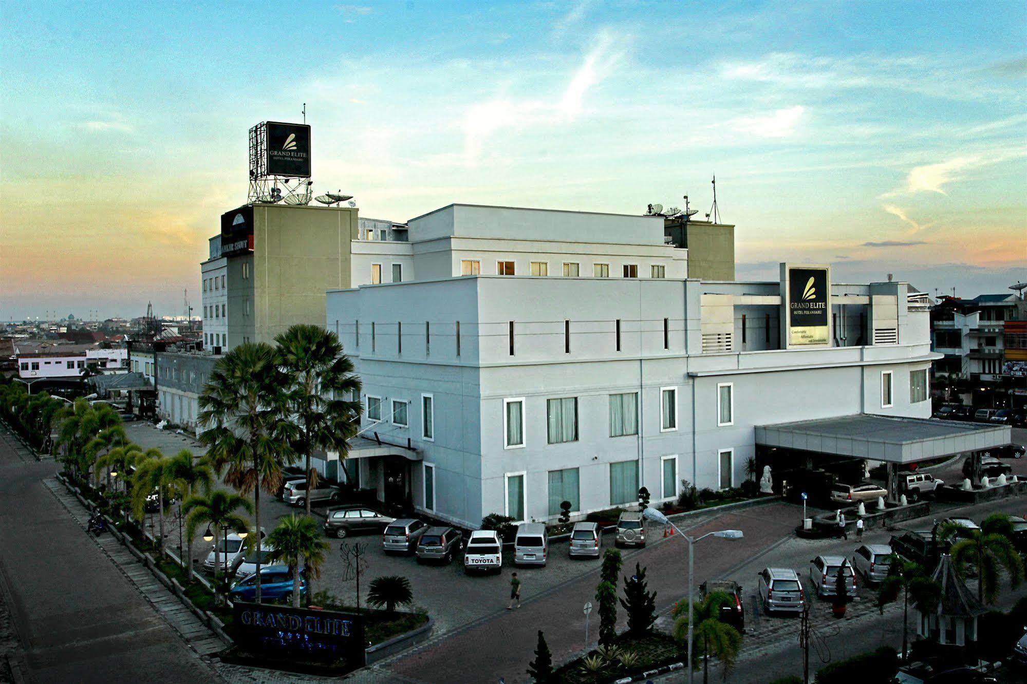Grand Elite Hotel Pakanbaru Exteriör bild
